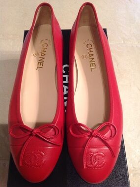 CHANEL Red Leather Ballet Flats with Bow and CC Stitching
